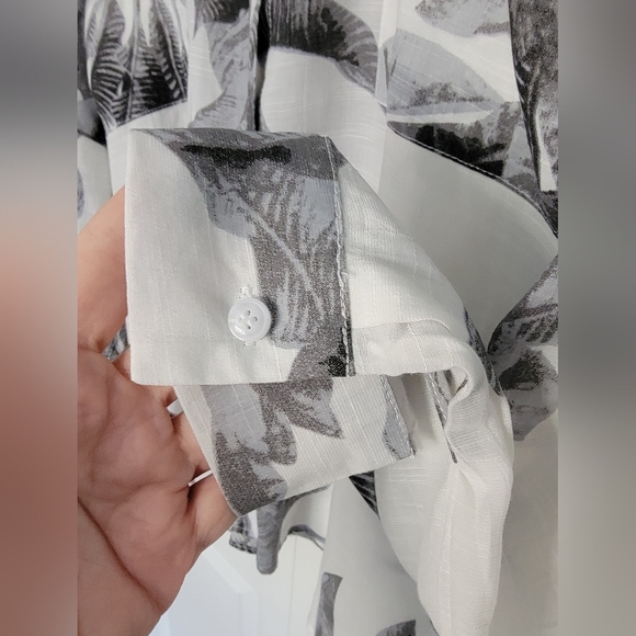 NWOT Diosum Women's Plus Size Gray/ White Hawaiian Print Button Down Blouse - 2X - Picture 4 of 8